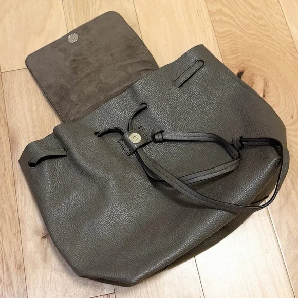 LIKE NEW Michael Kors Women’s Junie Medium Leather Flap Backpack - Picture 5 of 6